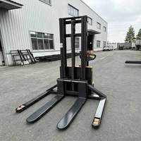 Gerbeur électrique autopropulsé de 1,5 tonne avec fonction de levage initial pour la montée de rampes et le passage sur terrains accidentés, idéal pour l'utilisation en entrepôt, durable