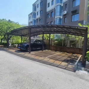 Abri <span class=keywords><strong>de</strong></span> voiture grande portée haut <span class=keywords><strong>de</strong></span> gamme personnalisé en alliage d'aluminium, résistant au vent et imperméable, <span class=keywords><strong>avec</strong></span> auvent en polycarbonate - Product Image 1