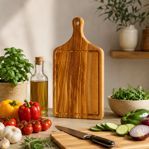 Tabla de cortar de madera maciza de olivo con asa y ranura para jugos, para servir pan, queso y como decoración - Product Image 5