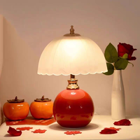 Lampe de chevet créative, sophistiquée et légèrement luxueuse en céramique et verre, avec lumière décorative d'ambiance