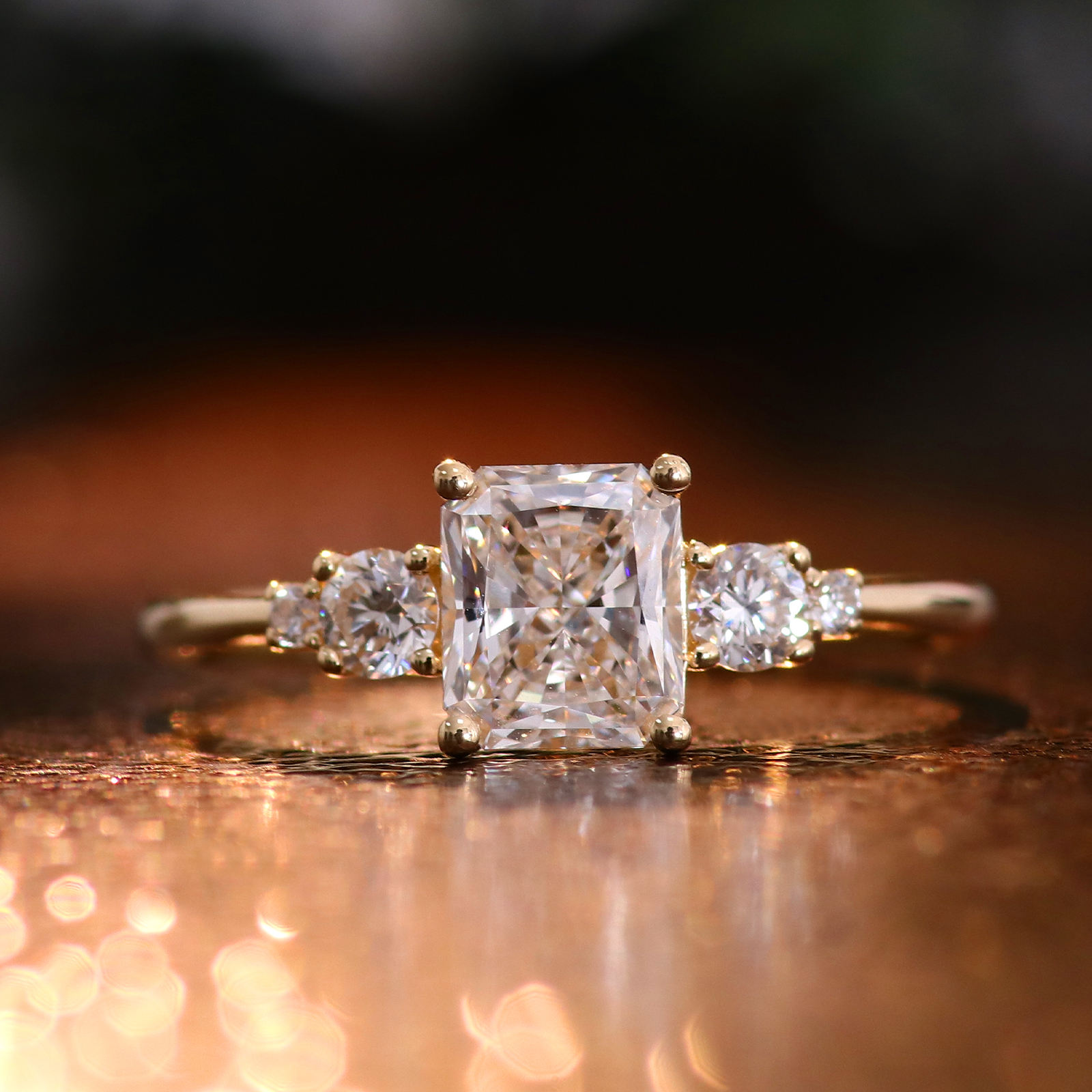 Bague en or massif 10 carats avec diamant de laboratoire.