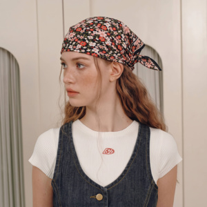 Elegante Foulard Quadrato Nero Floreale, Morbido al Tatto, <span class=keywords><strong>Bandana</strong></span> Stampata per Donne, Accessorio per Collo, <span class=keywords><strong>Capelli</strong></span> e Borsa - Product Image 3