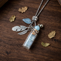 Collier pendentif bohème pour femme en pierre naturelle avec breloques plumes et flacon en verre pour huiles essentielles d'aromathérapie