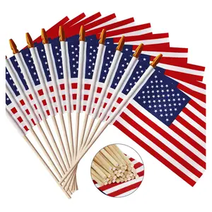 막대기에 작은 미국 국기를 흔드는 재고 손 4 7 월 외부 애국 휴일 마당 안뜰에 대한 미국 국기