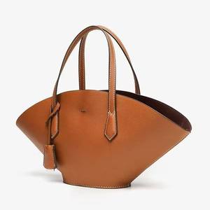 กระเป๋าถือทรงกากบาทขนาดใหญ่สำหรับผู้หญิง ดีไซน์มีปีก สะพายไหล่เดียว ทำจากหนัง PU ทรงถัง - Product Image 5