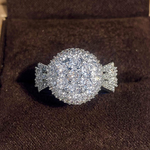 Anello di Fidanzamento e Matrimonio di Lusso con Pavé di Diamanti per Donne, Elegante Gioiello Scintillante - Product Image 6