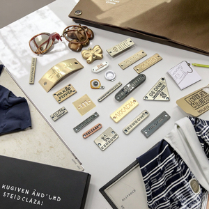 MUESTRA GRATUITA: Etiqueta Metálica Ecológica y Moderna para Ropa, Logotipo de Marca, Letra Cuadrada Colgante, Patrón Plateado - Product Image 1