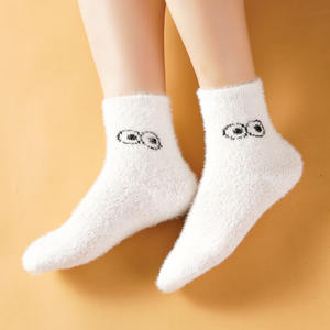 Calcetines de terciopelo de visón para mujer Otoño Invierno terciopelo grueso cálido todo-fósforo blanco peludo dibujos animados bordado expresión Calcetines - Product Image 4