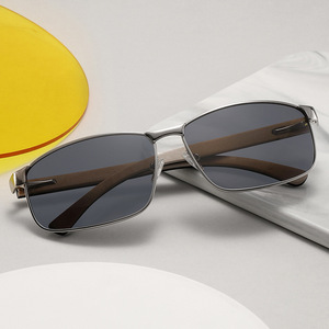 Lunettes de soleil polarisées premium en bois stratifié, monture carrée en métal, protection UV400 pour hommes, idéales pour la conduite et la protection solaire transfrontalière - Product Image 1
