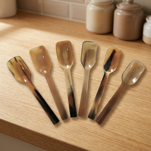 Cuillère en corne de buffle naturelle, artisanale, écologique, durable, cadeau d'affaires, couverts de service, manche long en bois traditionnel - Product Image 1