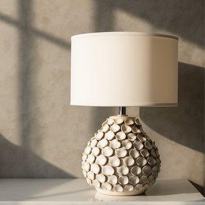Lámpara de Mesa de Cerámica Contemporánea con Base Escultural Texturizada y Pantalla Cilíndrica en Color Blanco Hueso - Product Image 1