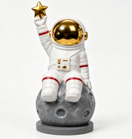 Grande sculpture d'astronaute en FRP assis sur la lune, avec casque plaqué or, statue d'astronaute pour hall de centre commercial et décoration intérieure