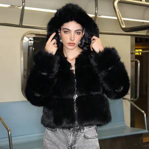 Giacca Invernale D&M Personalizzata per Donne con Cappuccio in Ecopelliccia, Cappotto Corto in Pelle con Pelliccia per l'Autunno - Product Image 1