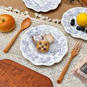 Assiette en céramique écologique bleue gaufrée style français vintage, motif dentelle coloré, pour restaurant, cuisine, dessert, petit-déjeuner, événement, photographie - Product Image 3