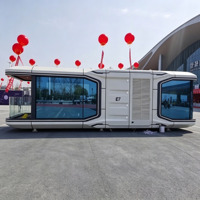 Capsule spatiale modulaire préfabriquée avec balcon double vue, maisonnette mobile pour glamping, hôtel de villégiature et hébergement panoramique