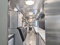 Remorque alimentaire OEM de type capsule arrondie avec vérin à gaz pour levage de capot, vérin de support et fenêtre d'affichage d'angle pour boissons et desserts