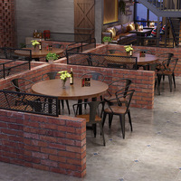 Table et chaises de restaurant style industriel en bois massif et fer forgé, idéales pour café, restaurant, et tables rondes commerciales pour hot pot.