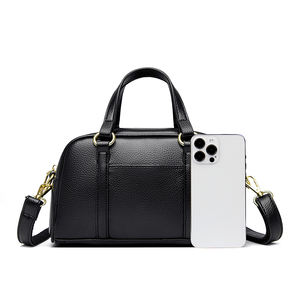 Bolso de Mano de PU con Diseño Geométrico de Alta Calidad, Detalle de Remaches, Estilo Vintage Boston para Mujer, con Forro de Poliéster, Diseño Antirrobo y Duradero - Product Image 4