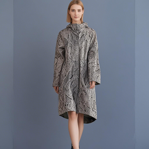 Imperméable léger et imperméable pour femmes coupe-vent à capuche avec poches extérieur respirant coupe-vent réutilisable et respectueux de la peau - Product Image 4