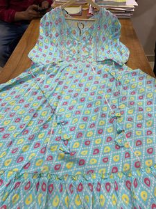 Tuyệt đẹp ánh sáng màu xanh hoa in Chiều dài áo choàng với thêu ren làm việc và nút đối phó cho Womens thực hiện với chất lượng cao - Product Image 3