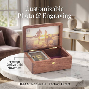 Caja de Música de Madera Grabada con Foto Personalizable, con Manivela, Duración de Sonido de 18s, Moderna, Opcional con Engranaje Sankyo en Bronce Antiguo - Product Image 1