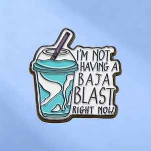 Spilla smaltata con meme Baja Blast, spilla da bavero con la scritta "Non sto facendo un Baja Blast adesso" - Product Image 3
