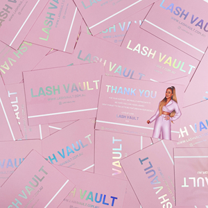 Cartes de remerciement personnalisées en feuille holographique rose arc-en-ciel, illustration de personnage, design de marque de beauté pour cils, logo laser, cartes de visite - Product Image 2