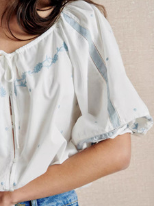 Blusa de Mujer Estilo Campestre Francés Vintage, Tejida, Transpirable, con Encaje Bordado, Cuello Redondo, Manga Corta Abullonada y Lazos, ODM - Product Image 4