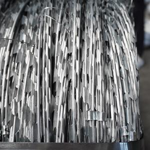 Precio bajo Alambre de púas galvanizado Precio por rollo Diseño de cerca de alambre de púas - Product Image 2