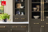 Armoire de cuisine Alland en bois massif de style transitionnel, finition peinte vert sauge, porte Shaker, avec îlot cannelé