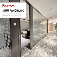 Cloison panoramique en verre double avec cadre en aluminium de 84 mm d'épaisseur et poutre en acier pour bureaux et centres commerciaux