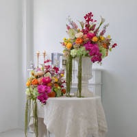 Farbenfrohe Tropische Seiden-Kunstblumenarrangements: Pink-orangefarbene Rosen, Calla-Lilien, hängende Amaranth-Blumen als Hochzeits-Tischdekoration