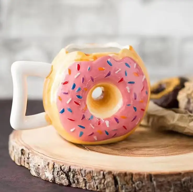 Mug kopi keramik donat 3D kreatif lucu logo kustom cangkir susu donat porselen yang dilukis dengan tangan dalam jumlah besar