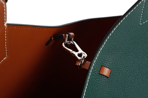 Sac seau élégant en cuir bicolore bleu sarcelle et beige avec bandoulière réglable - Product Image 4