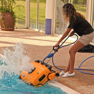 Limpiador Robótico de Piscinas Comercial Dolphin <span class=keywords><strong>WAVE300</strong></span> con Navegación Giroscópica y Limpieza de Esquinas - Product Image 3