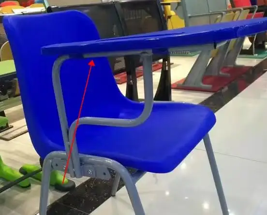 Öğrenci yetişkin için ekli tablet çalışma masası ile modern sınıf mobilyası plastik okul sandalyesi istiflenebilir yüksek yazma pedi