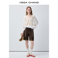 Chemisier VEGA CHANG blanc à broderie florale dorée verticale pour femme, col en V, cordon de serrage en tissu, manches raglan, poignets en dentelle, coupe ample