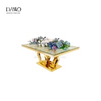 Table rectangulaire en or avec base en diamant entrelacé et plateau en verre transparent à bord doré pour mariage