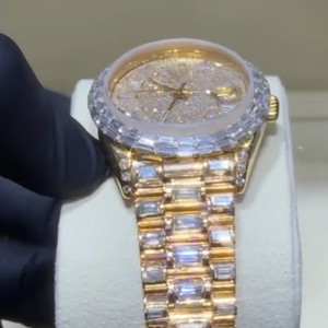Reloj de lujo dorado con esfera de cristal de zafiro y detalles de diamantes, 40 mm, redondo, analógico, con moissanita, pasa la prueba del diamante. - Product Image 2