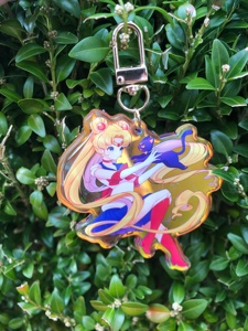 จี้อะคริลิค <span class=keywords><strong>Sailor</strong></span> <span class=keywords><strong>Moon</strong></span> และ <span class=keywords><strong>Luna</strong></span> ลายรุ้ง ขนาด 3x3 นิ้ว พร้อมตัวล็อกสีทอง (OEM/ODM) - Product Image 1