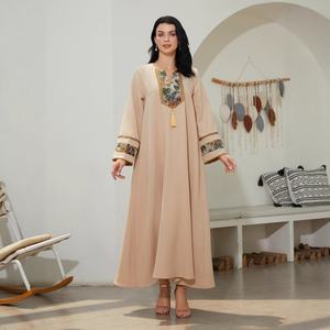 Robe musulmane du Moyen-Orient pour le commerce extérieur, vente en gros, nouveau style, patchwork, broderie ethnique, <span class=keywords><strong>abaya</strong></span> en polyester, jupe longue - Product Image 4