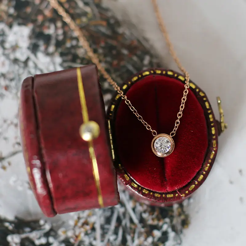 Collier rond en zircon de cristal étincelant Collier pendentif en zircon en acier inoxydable plaqué or pour la Saint-Valentin