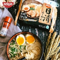 Fideos Instantáneos Nissin Kyushu Black Ramen, Harina de Trigo, Estilo Japonés, Sabor a Salsa de Soja Oscura, Fideos Secos Fritos, Paquete de 5 Unidades