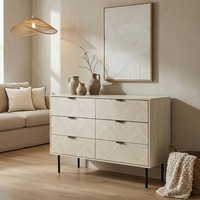 Commode haute à 6 tiroirs en bois clair moderne à chevrons, personnalisée OEM, avec poignées dorées et pieds métalliques pour chambre à coucher et projets hôteliers
