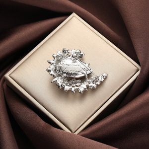 European Style Diamond Brooch <b>Moon</b> Shape Zinc Alloy Women's Party Jewelry Accessory - Product Image 3