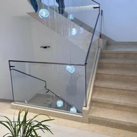 Système de balustrade moderne en bois et verre avec cadre en bois massif et main courante en verre