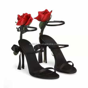 Sandales sexy en satin rouge <span class=keywords><strong>à</strong></span> longues brides avec embellissement de rose, bride <span class=keywords><strong>à</strong></span> la cheville avec boucle, sandales <span class=keywords><strong>à</strong></span> talons aiguilles en rose rouge, chaussures de mariage - Product Image 2