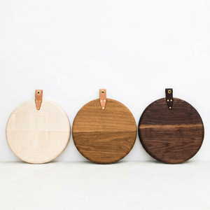 Planche à découper ronde en bois avec finition noyer, durable, écologique, pour la maison et la restauration, pour couper les fruits, les légumes et la viande - Product Image 6