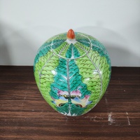 Pot en porcelaine chinoise Famille Verte, décoré à la main de choux Bok Choy et de papillons, pot à gingembre en céramique avec couvercle, ornement antique pour la maison