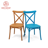 Chaise de salle à manger de mariage en résine plastique PP de haute qualité, mobilier moderne pour hôtel, chaise à dossier croisé avec coussin moelleux pour les événements de villa
